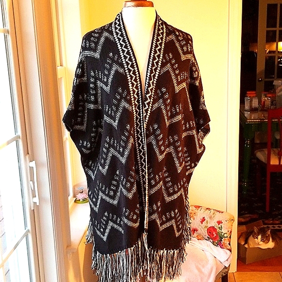 David & Young  🦓Black and White ZigZag Fringe Cape - Picture 2 of 9